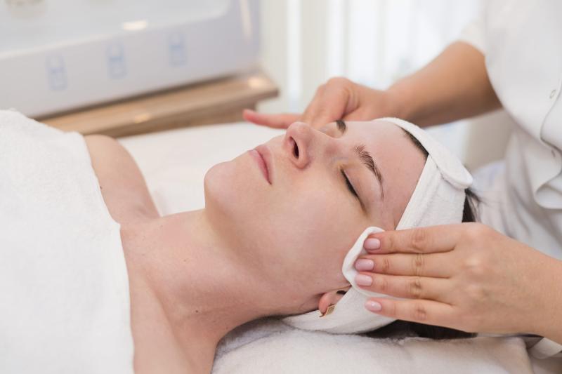 Služby Ošetření pleti kosmetikou Payot / Hautbehandlung mit Payot-Kosmetik / Skin treatment with Payot cosm