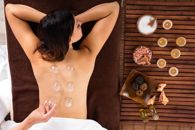 Služby Baňková masáž / Kolbenflaschenmassage / Cupping massage